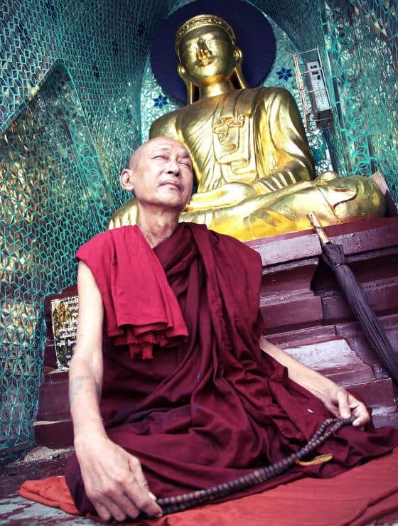 1100x1500-myanmar-schwedagon-monk